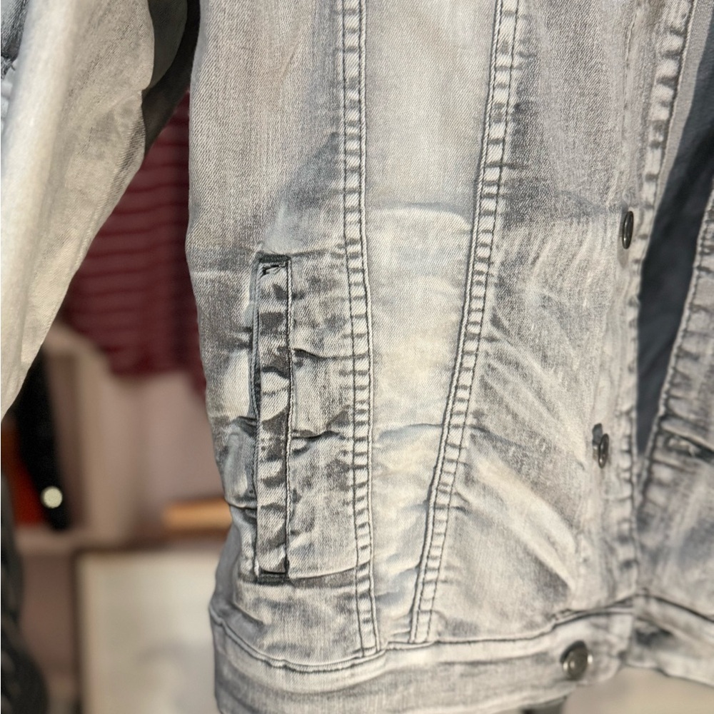 From Buckle Men's/women’s Distressed Denim Jacket- sold at Buckle- stretchy - Picture 3 of 13